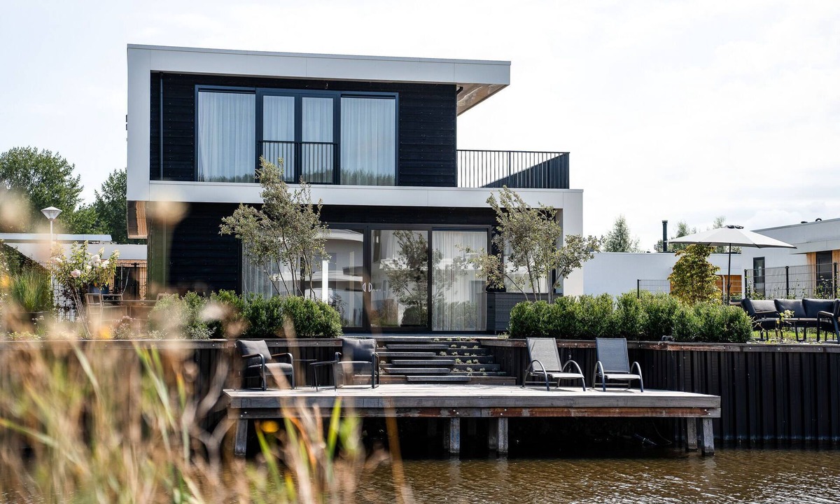 Zeewolde House | Luxury villa with 4 bedrooms and bathrooms, a south-facing roof terrace, private jetty and a stylish open kitchen. Perfect for families and groups of friends!