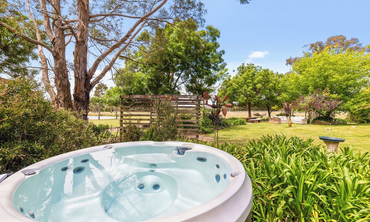 Wamboin Other | Luxury Wamboin Farmhouse- Spa, Chef’s Kitchen, 5BR