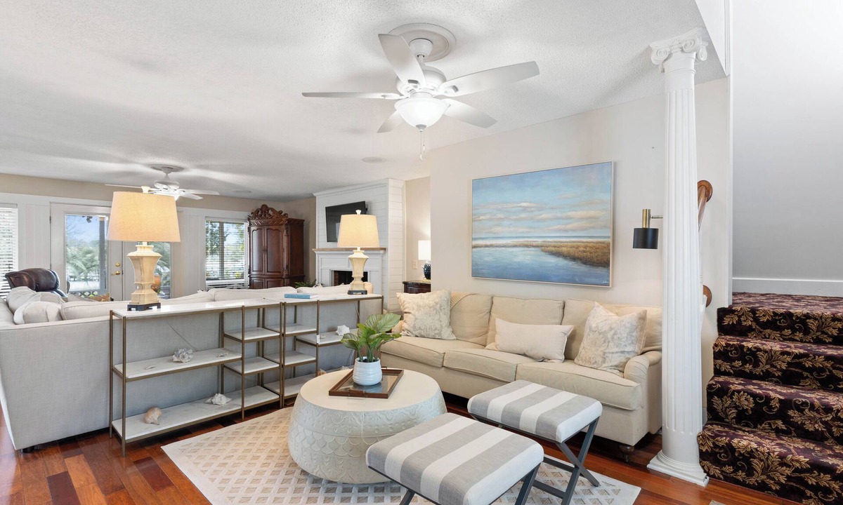Long Beach House | Luxury Waterfront Retreat, Kayaks, Bikes Perfect for Small Family Gatherings!