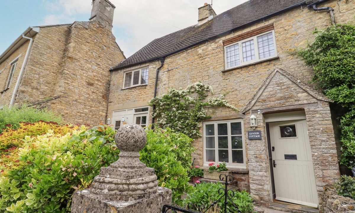 Enstone Cottage | LYNTON COTTAGE, pet friendly, character holiday cottage in Enstone