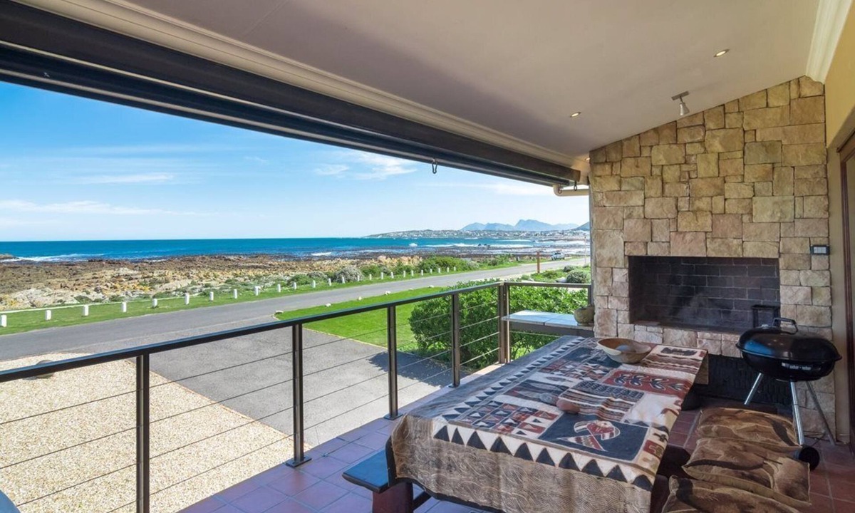 Sandbaai House | Mafari Beach House - Spectacular sunsets to rejuvenate your soul.