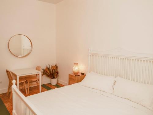 Estate East Street Apartment | Maison Rouge - Room 4