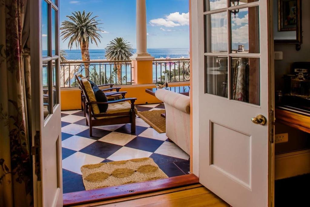 Kalk Bay Apartment | Majestic Ocean Views Restful Retreat