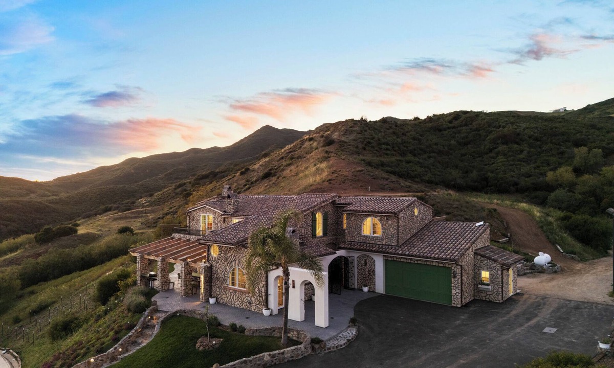 Malibu Villa | Malibu Tuscan Villa; Ocean View & Spacious Retreat