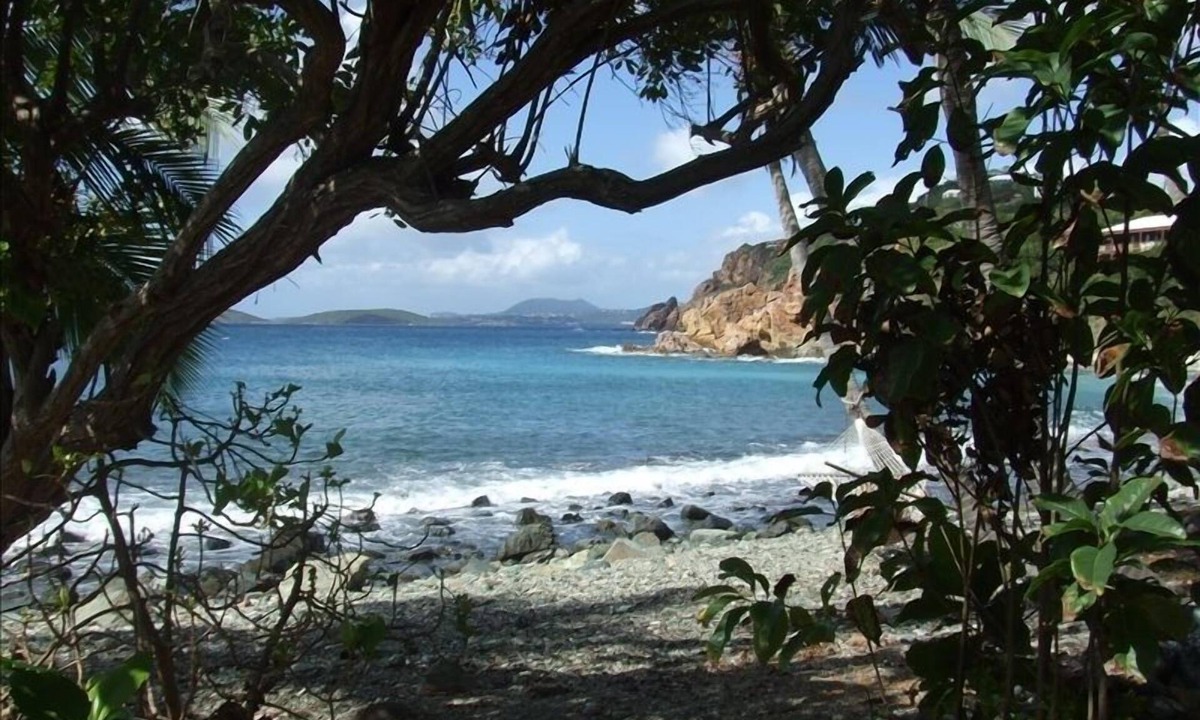 Hart Bay House | Mampoo Hill- a Beachfront House 60 feet from the Ocean with optional Jeep