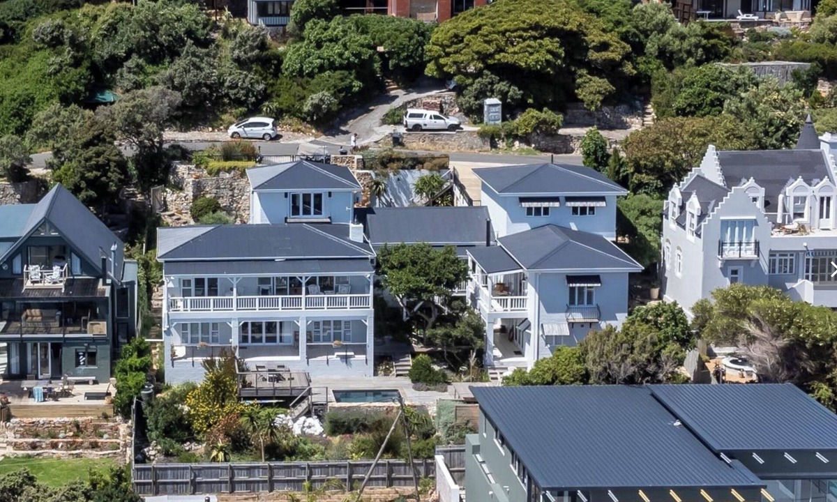 Cape Peninsula House | Marvelous 5-bedroom house with WiFi, pool, beach and more in Cape Town