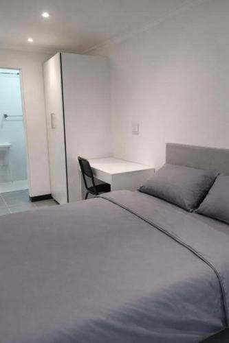 Greater Johannesburg Metropolitan Area Apartment | Melville Haven Apartment Modern Living Near UJ & Milpark