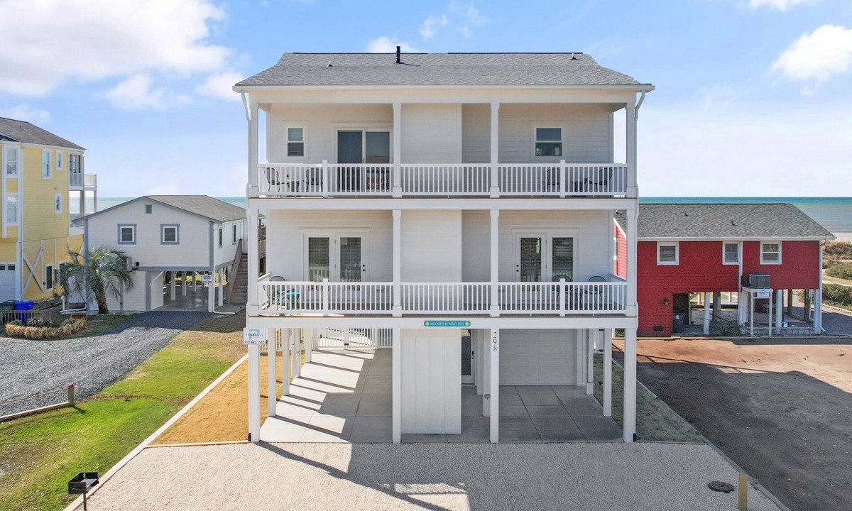 Holden Beach House | "Minnie's Sunday Sun" 5 bedroom 4.5 bath oceanfront home with a pool!