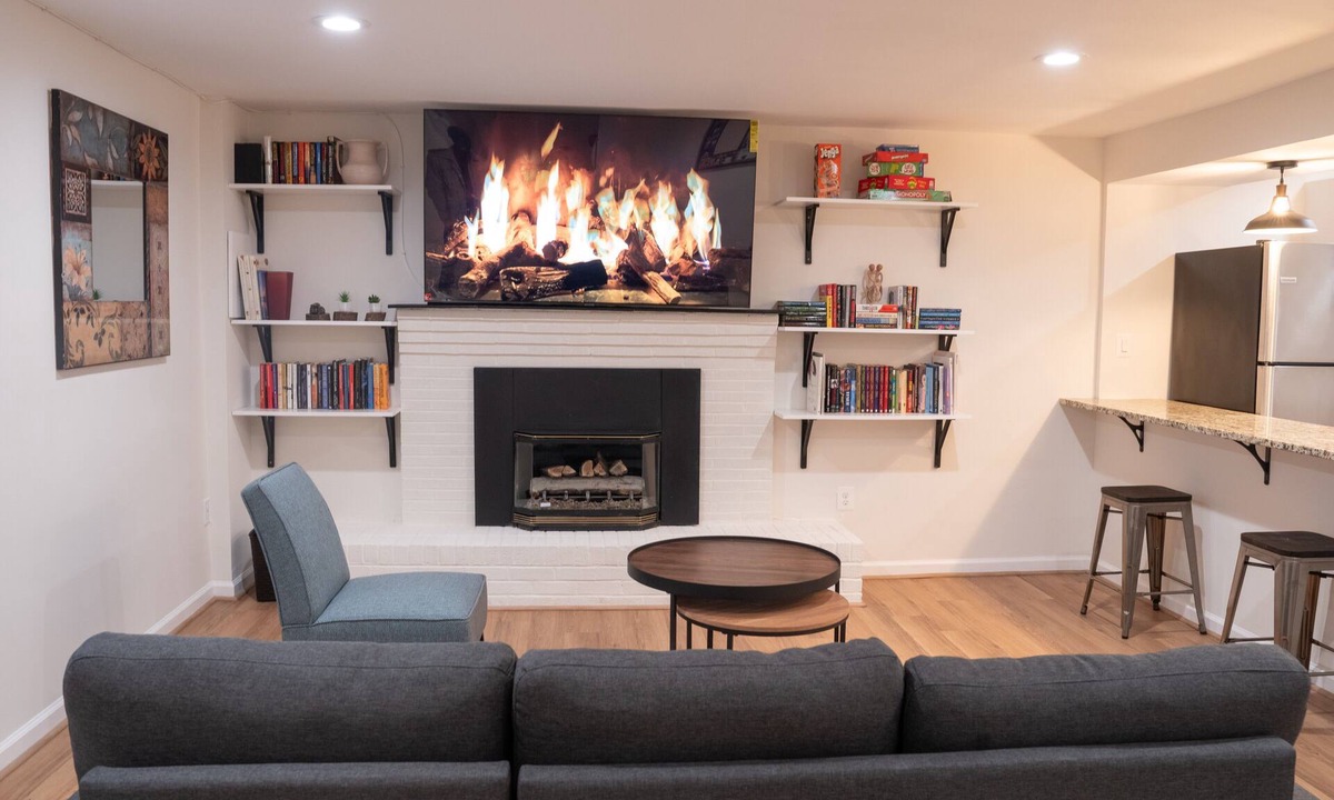 Northeast House | Minutes to Metro & Attractions! Free parking too!