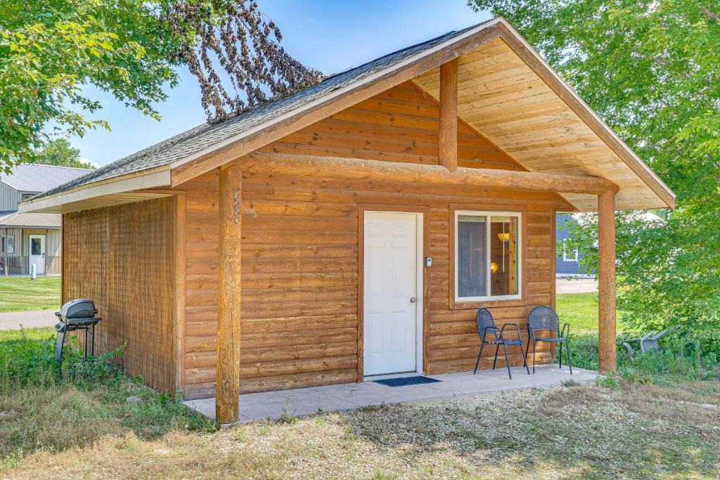 Waumandee Apartment | Mississippi River Basecamp! Studio 24 Mi to Winona