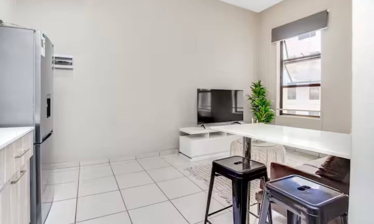 Greater Johannesburg Metropolitan Area Apartment | Modern 1 BR Apt TheBoltonRosebank Secure & Central