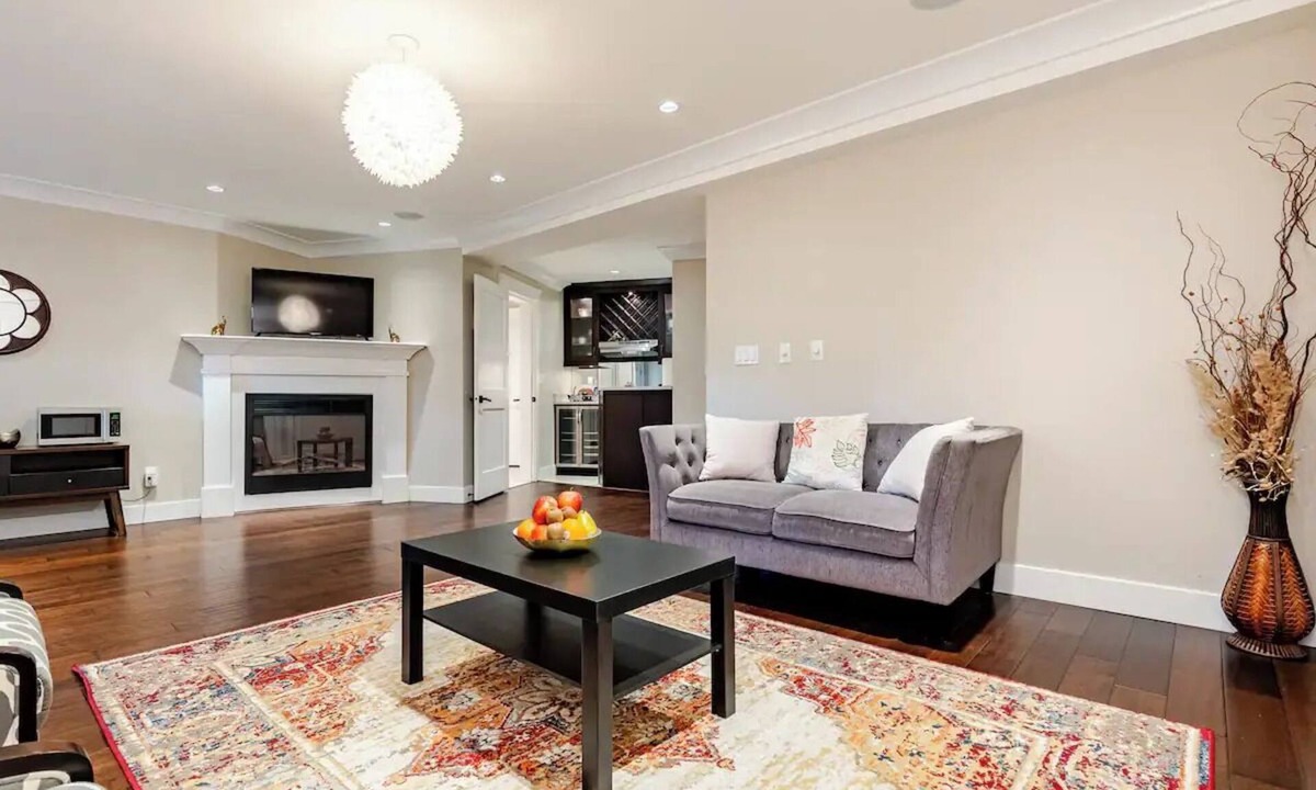 Upper Lonsdale House | Modern 1BR, Suite with Private Cinema Room