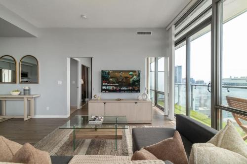 Bay Cloverhill Apartment | Modern 2BR Haven Luxury Stay in Financial Dist