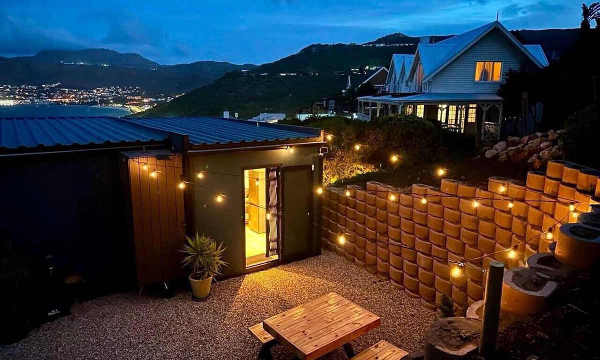 Fish Hoek Cottage | Modern and peaceful 1-bedroom cottage with stunning view over Simonstown Bay