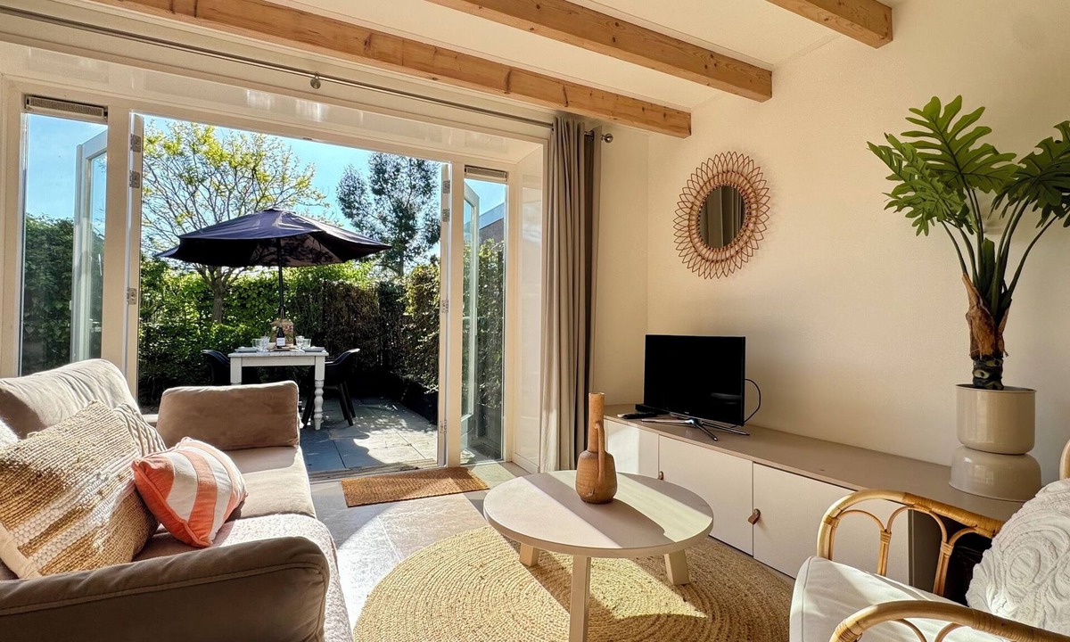 Dirkshorn House | Modern and tastefully furnished holiday home for 4 people, pets welcome, free WiFi, ideal base for many trips in the are
