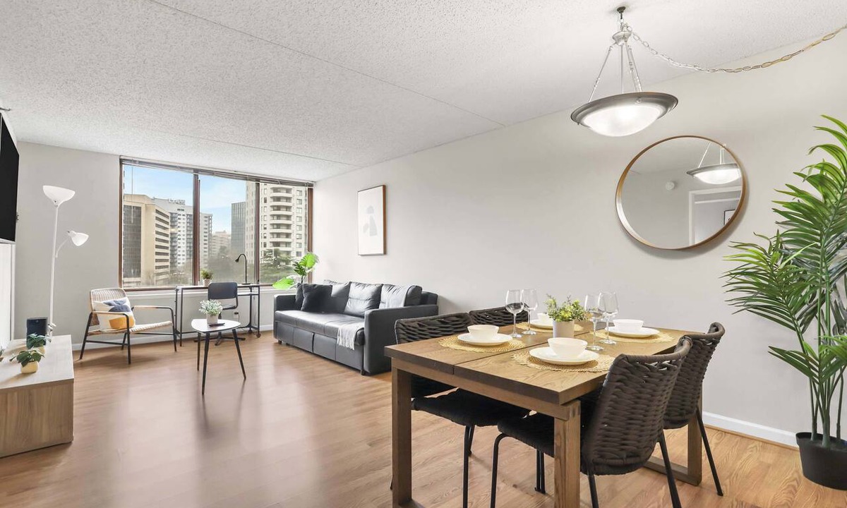 Crystal City Apartment | Modern Apt Walkable to Metro