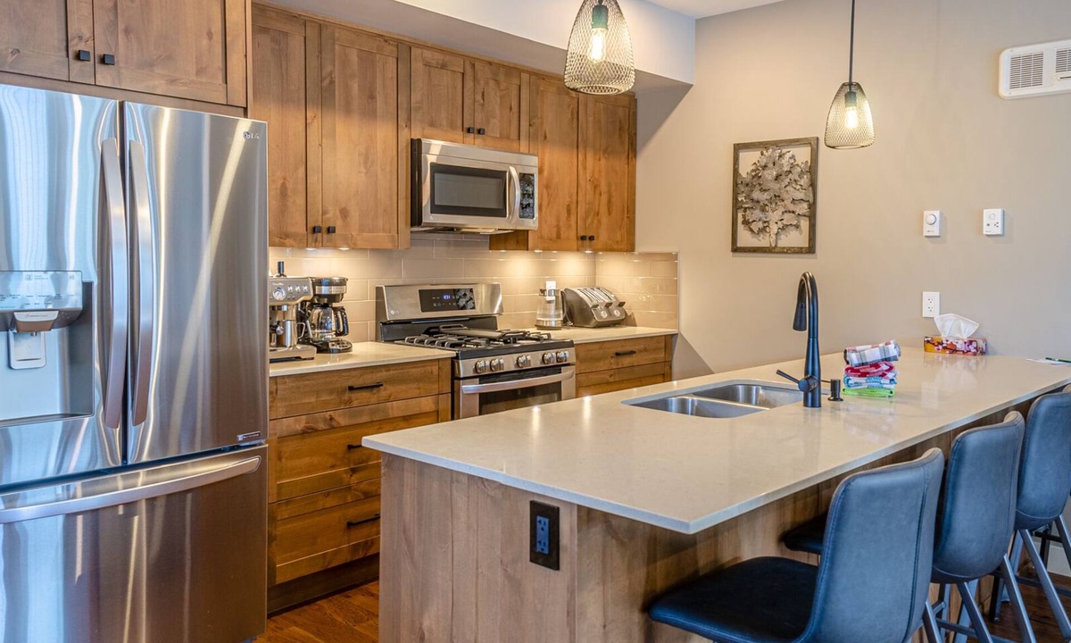Sun Peaks Condo | Modern Condo | Ski-In & Ski-Out | Private Hot Tub | Fireplace