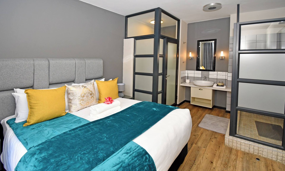 Greater Johannesburg Metropolitan Area Apartment | Modern Executive Brick Loft|The Vantage|Heart of Rosebank|Next to Star Bucks