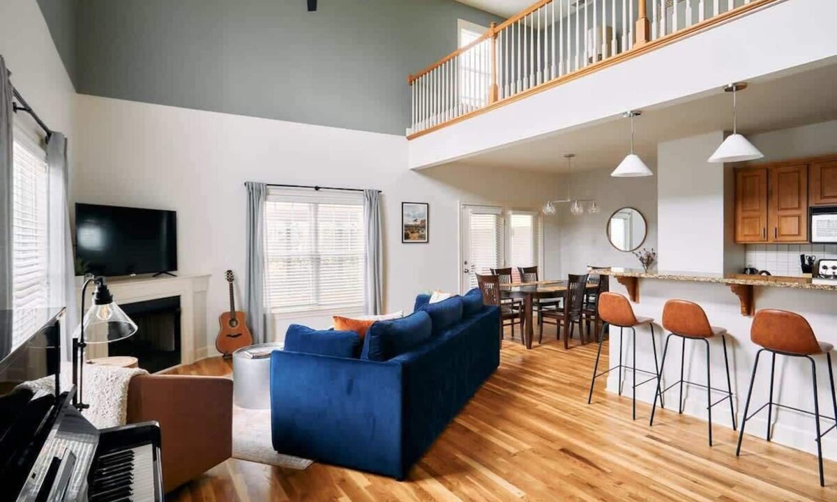 Hillsboro West End House | Modern Home next to Vanderbilt Campus with Parking | Screened Porch & Workspace | Walk to Hillsboro Village, Fido & Pancake Pantry | Minutes to Music Row, 12 South & Broadway | Perfect for Families, Friends & University Visits