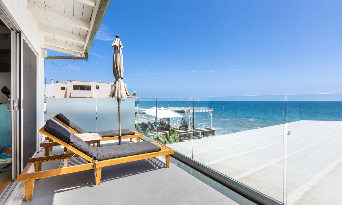 Central Malibu Condo | Modern Malibu Road Oceanfront Beach House with AC PRIVATE BEACH