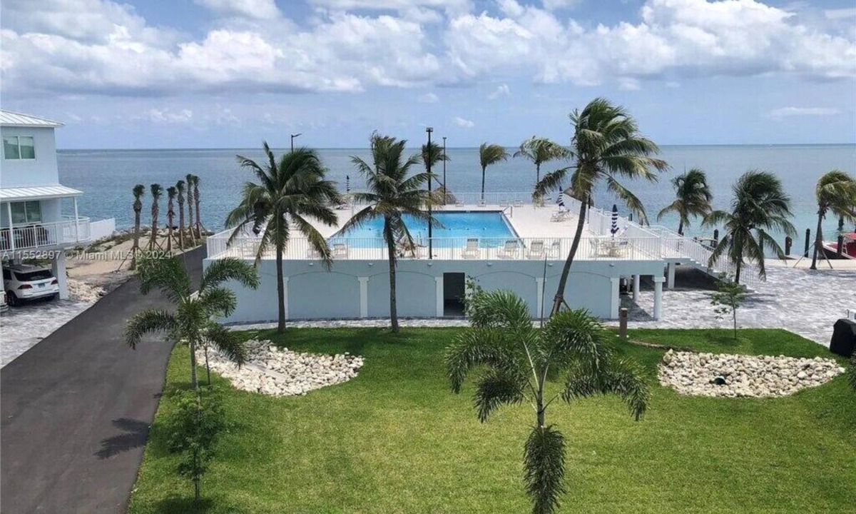Little Venice Apartment | Modern, Oceanfront Views Apartment in Marathon with a pool and a marina