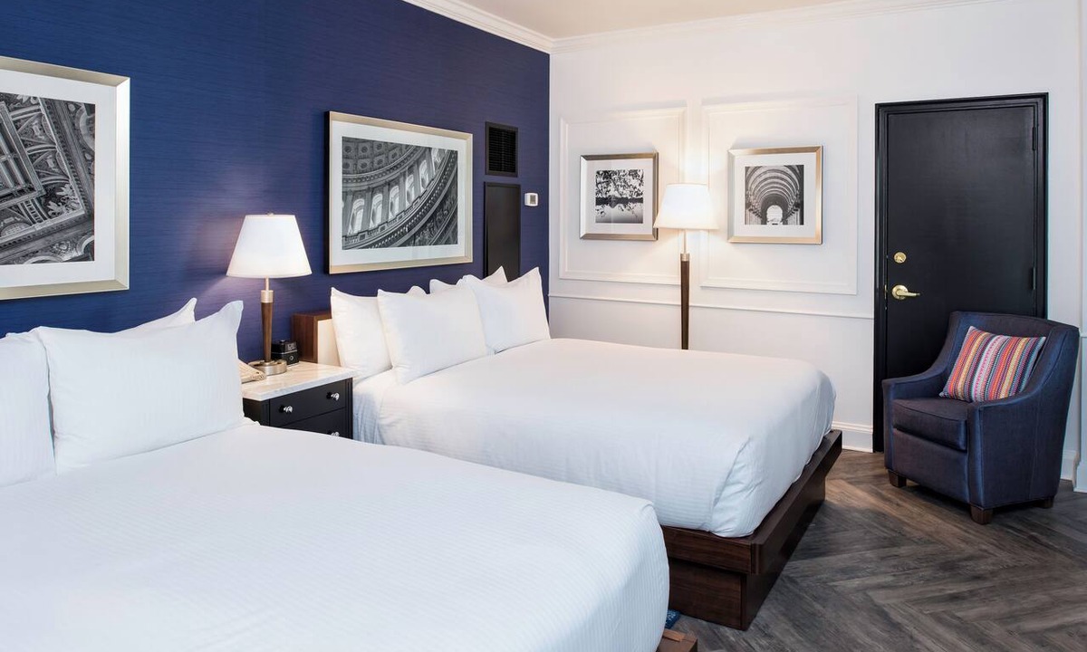 Capitol Hill Hotel | Modern Queen Stay | Near DC Attractions | Gym Access, Onsite Bar & Restaurant