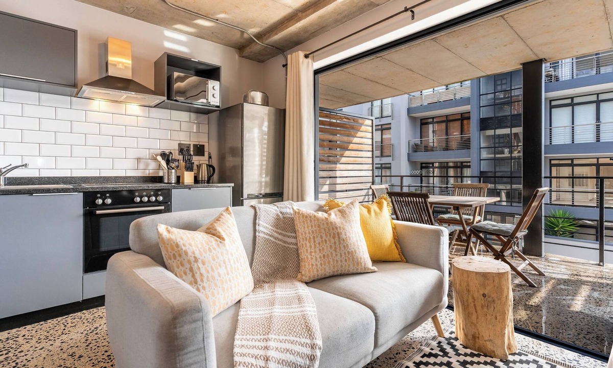 West Beach Apartment | Modern Retreat | 5 Min Walk to Blouberg Beach