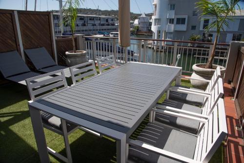 Waterfront Apartment | Modern Waterfront 2BR with stunning water views of canals
