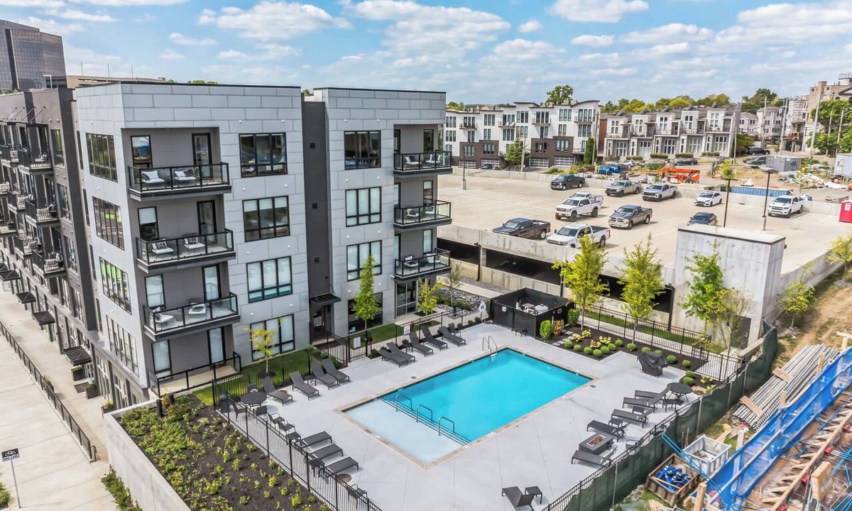 West End Condo | Modern West End Condo for 6, Shared Pool & Gym!