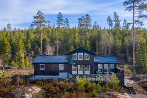 Romskog House | Moderne hytte ved sjøen med badstue