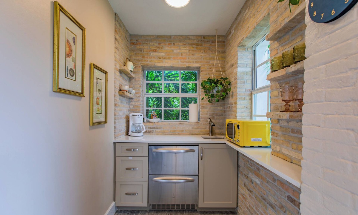 Estate East Street Condo | Moko Jumbie House - "Historic Suite" A Modern 1-Bedroom Oasis.