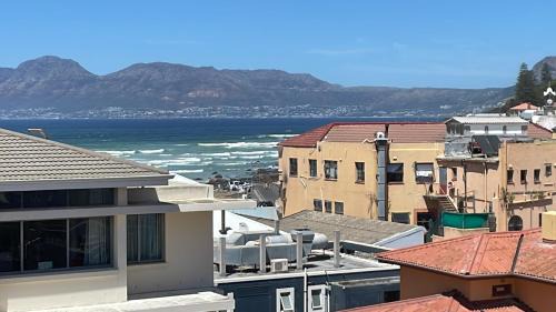 Muizenberg Apartment | Muizenberg apartment 100m from beach