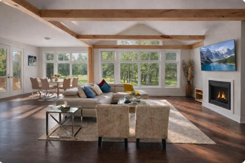 Dwight House | Muskoka Cottage Retreat with BBQ, Fire pit and Game Room Fun