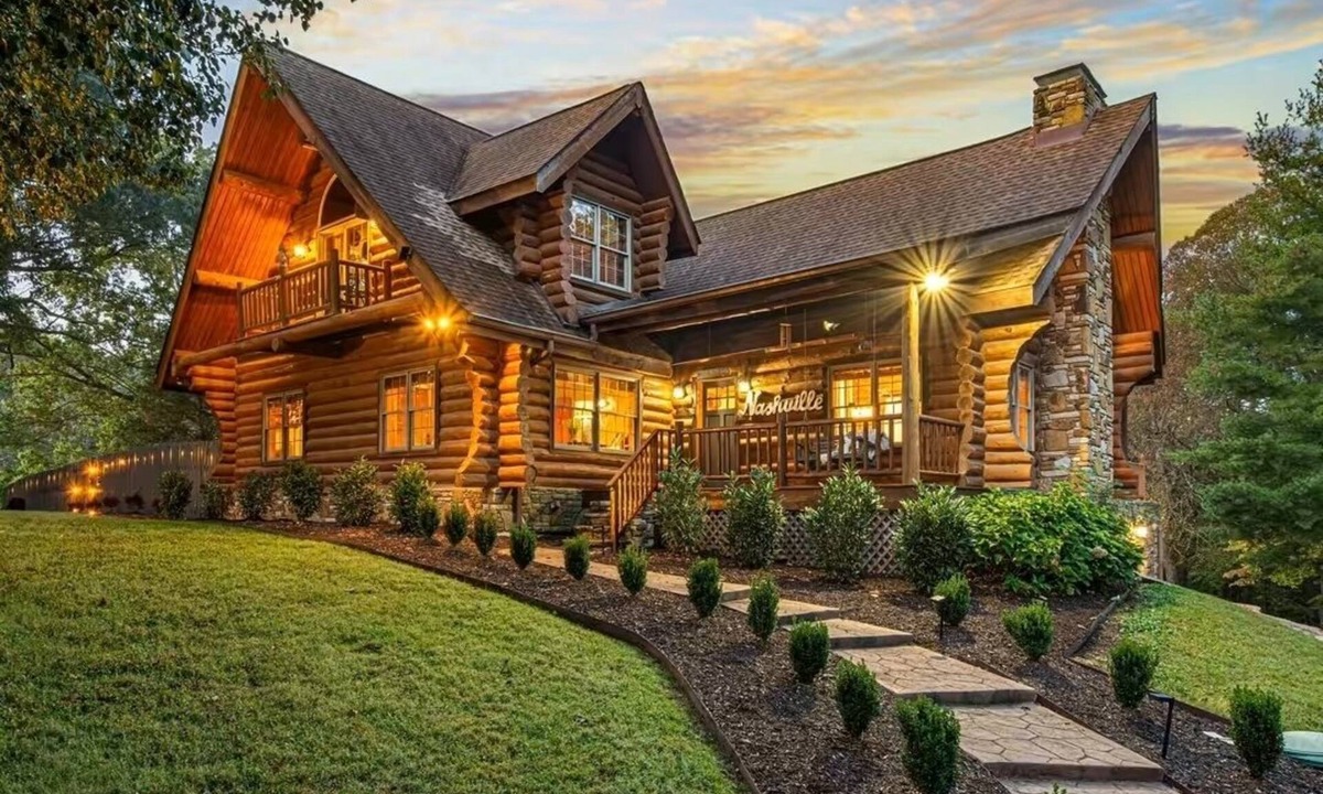 Lebanon House | Nashville Lux Lodge Private Pickleball Ct Hot-tub Game Rm Fire-pit 5BR 5BA