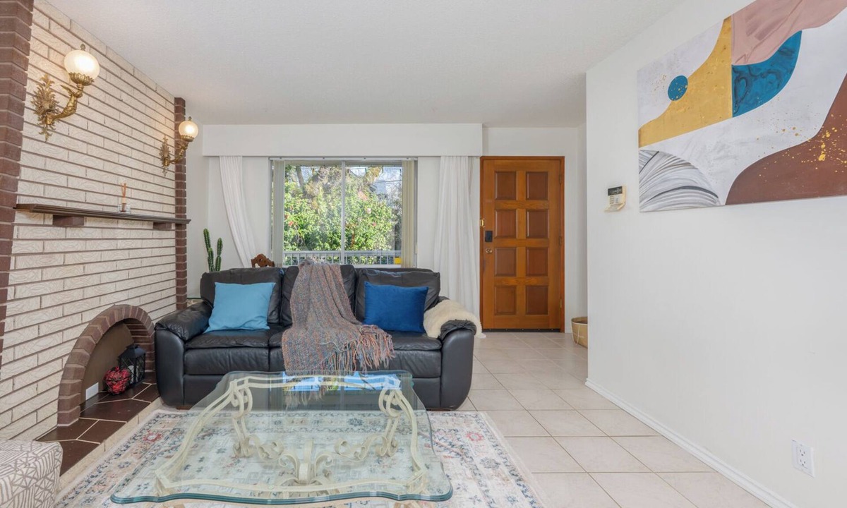 Grandview-Woodland House | Near Skytrain/10 mins drive or2 stops to Downtown/Free Parking/Huge Balcony