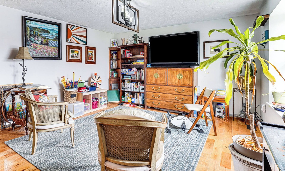 Germantown House | Near Trails, Parks & Orchards: Germantown Retreat