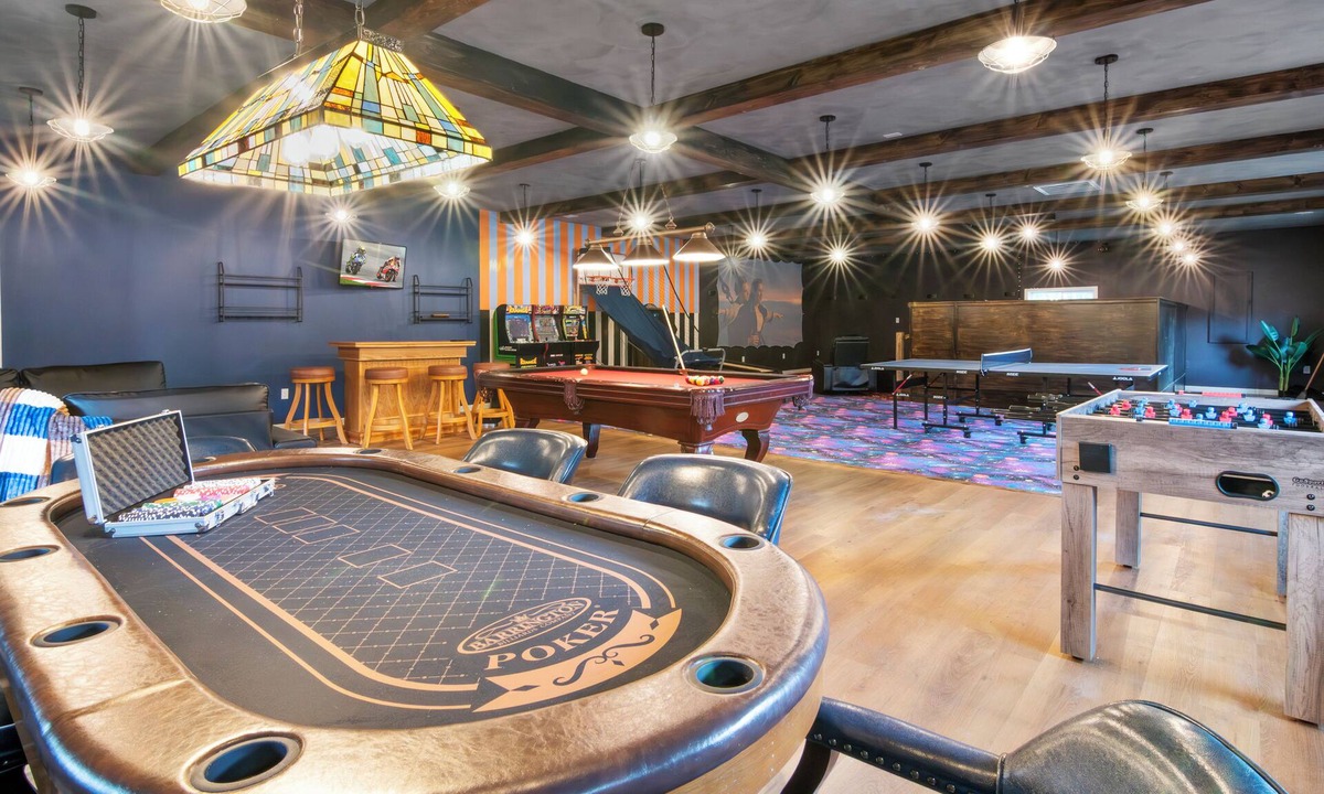Tobyhanna House | NEW! 7000+ SQFT - The Grand Lodge - Spacious, Family Oriented - Huge Game Hall!