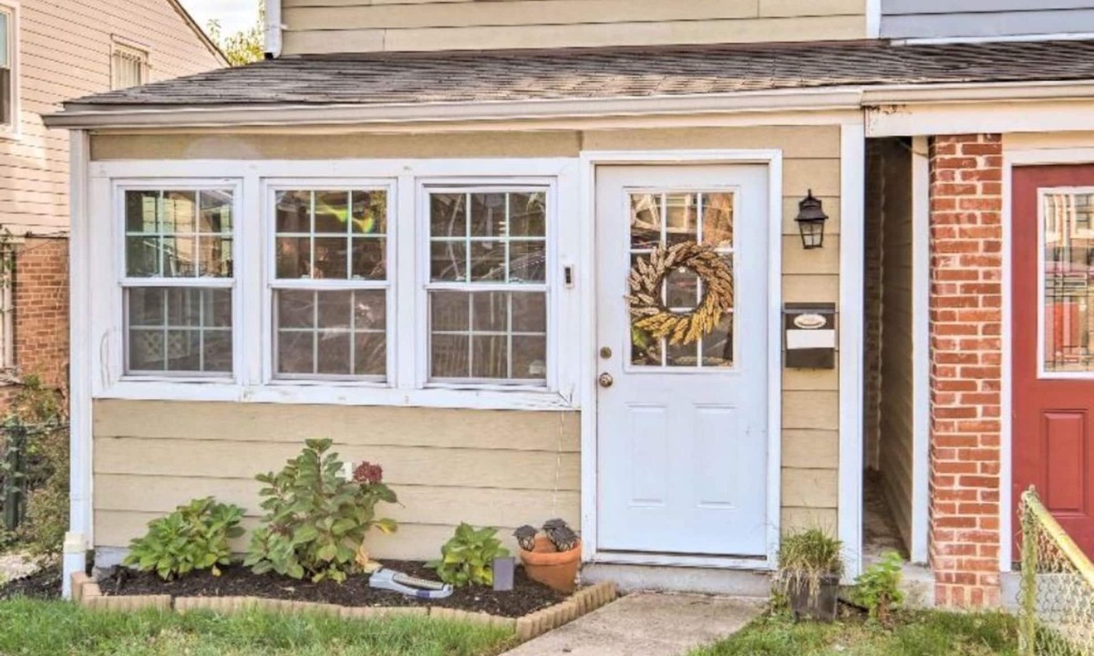 Deanwood House | New! Cozy Chateau in NE DC - 6 Miles to Monuments!