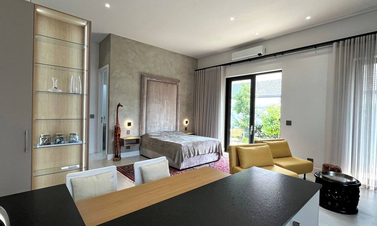 Paarl Apartment | New guest apartment with small garden/terrace, private access and parking space