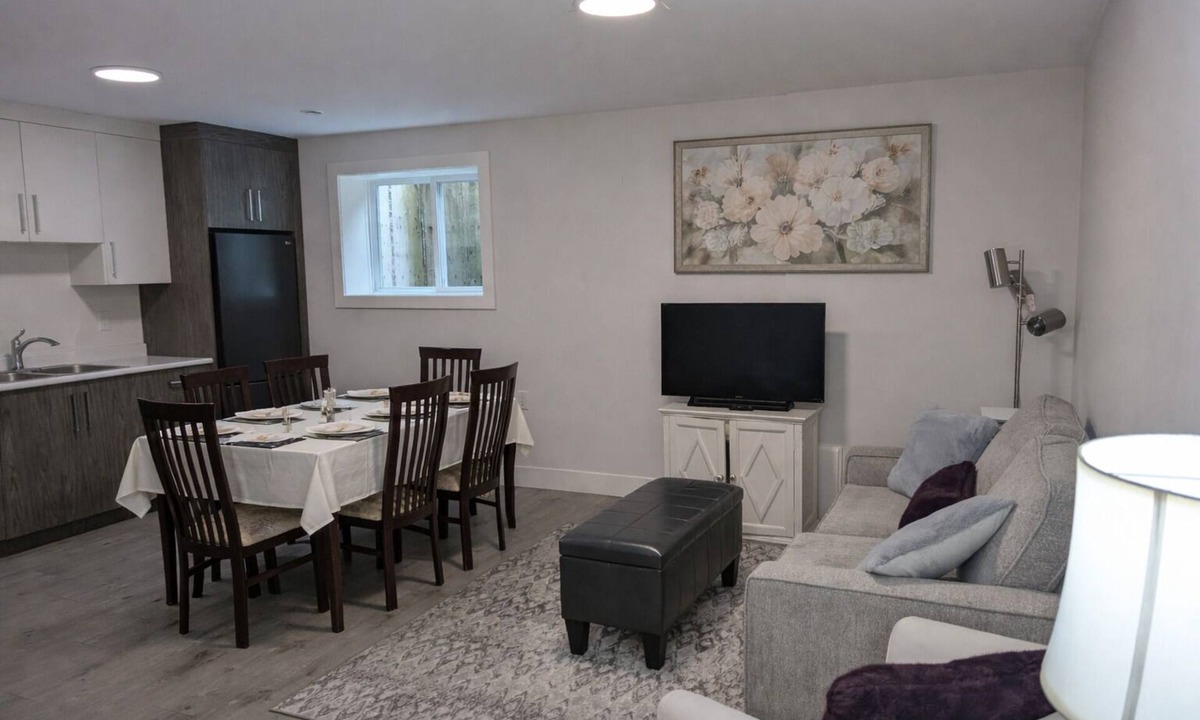 Canyon Heights Apartment | NEW LISTING Modern 2BR Suite: MAJOR INTERNATIONAL SPORTING EVENT Home Base & North Shore Nature Retreat