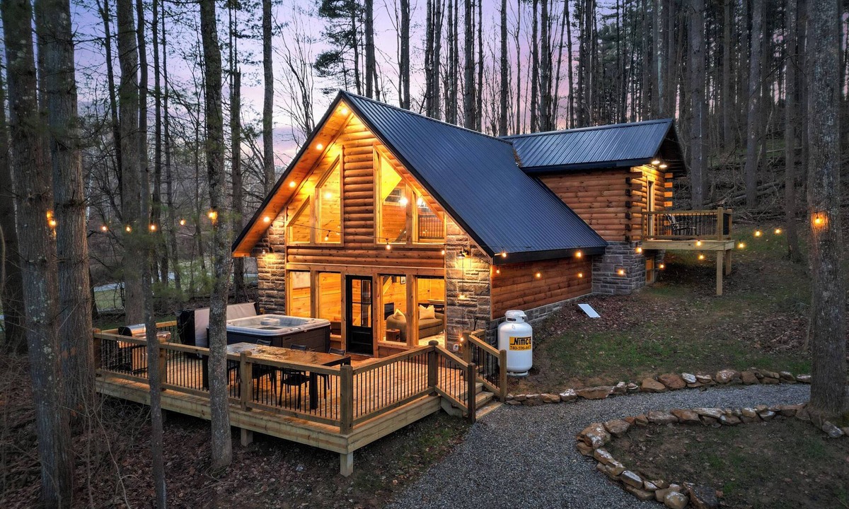 McArthur House | New! Luxury Log Cabin | Hot Tub | Dog Friendly