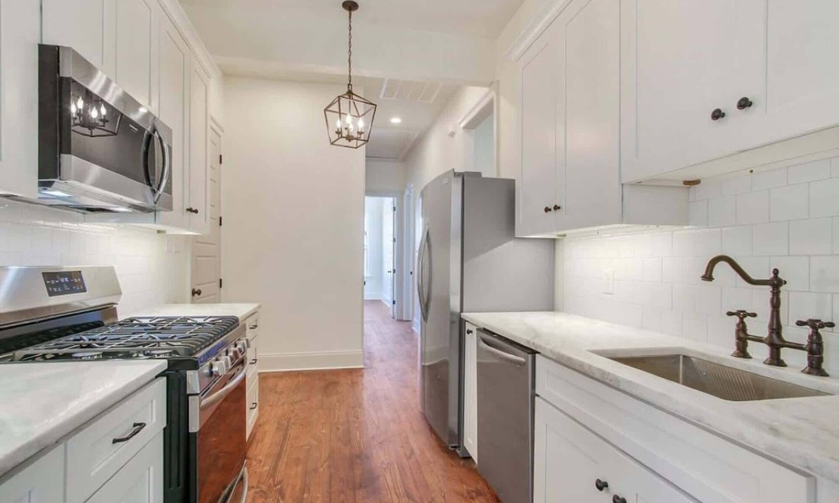Faubourg Delassize House | New Orleans Chic Oasis for 8, Near St. Charles