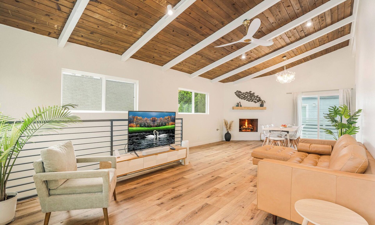 Silver Strand House | New! Stunning Beach house, Steps to Sand, King Beds, Game Room, Family Friendly