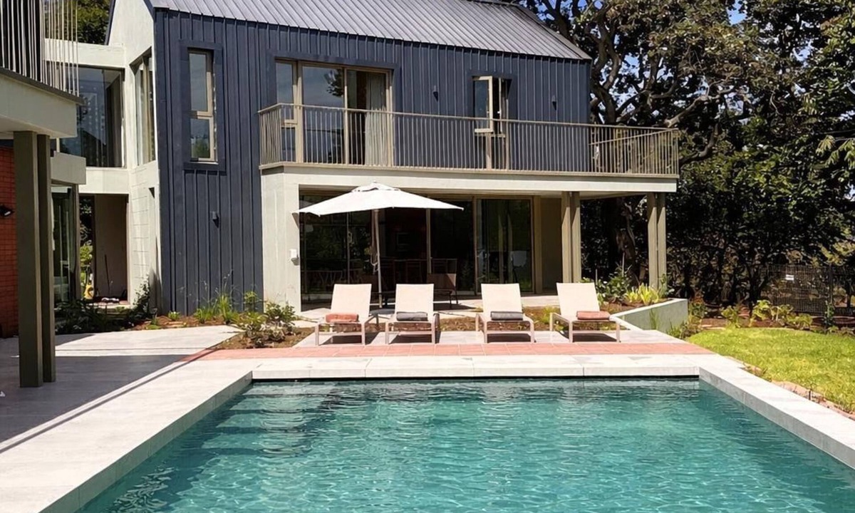 Alphen Villa | New, stylish, 3 bedroom home, with infinity pool and Table Mountain views