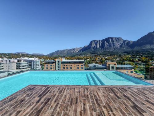 Claremont Apartment | Newlands Peak Modern 1BR - Pool Gym Workspaces