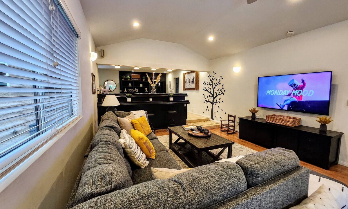 Mar Vista House | Newly Redecorated 4 BR Getaway near Venice Beach