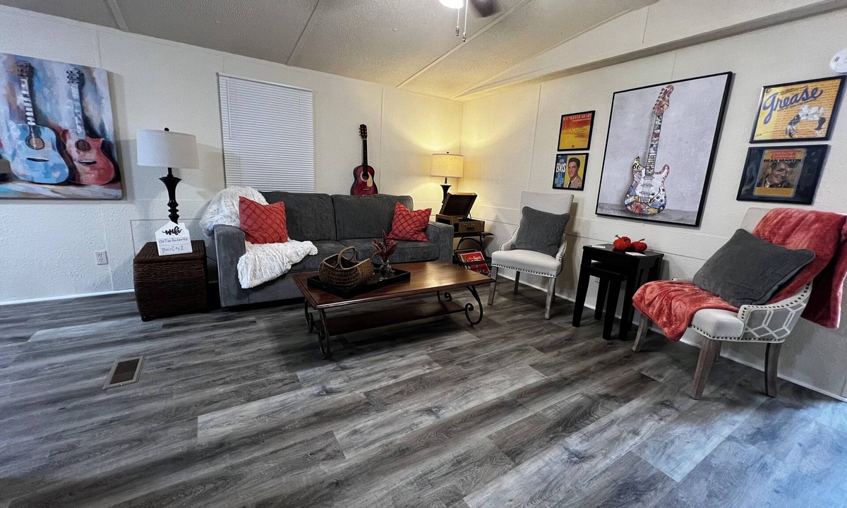 Lebanon House | Newly renovated, music-themed mobile home! Pet-Friendly! 2 minutes from I-40!