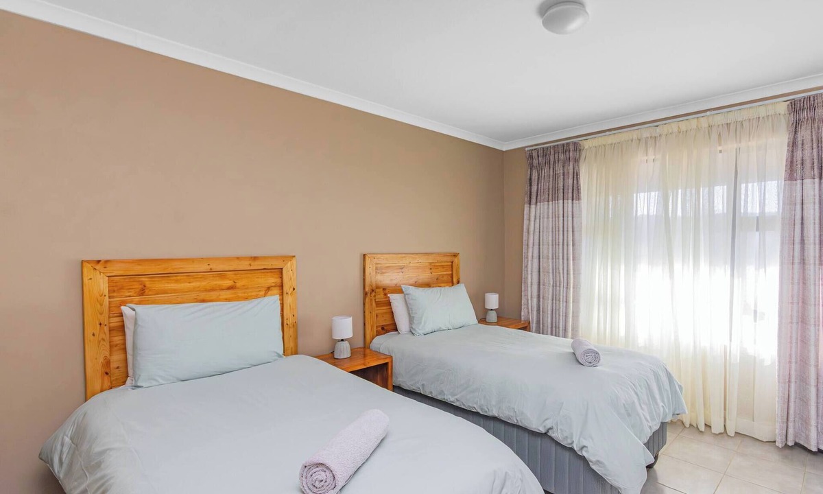 Greater Johannesburg Metropolitan Area Apartment | No1 Airville Sol, 9 min Drive to Cresta Mall
