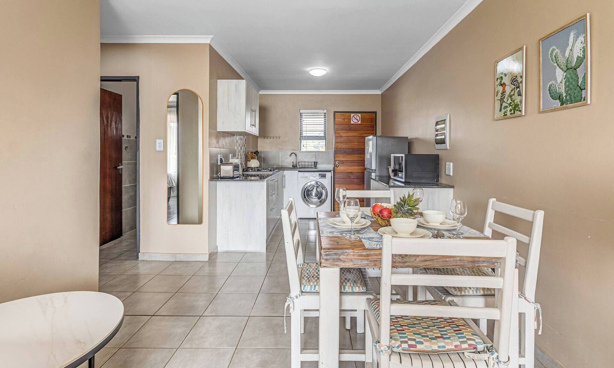 Greater Johannesburg Metropolitan Area Apartment | No3 Airville Ember,9 min Drive to Cresta Mall