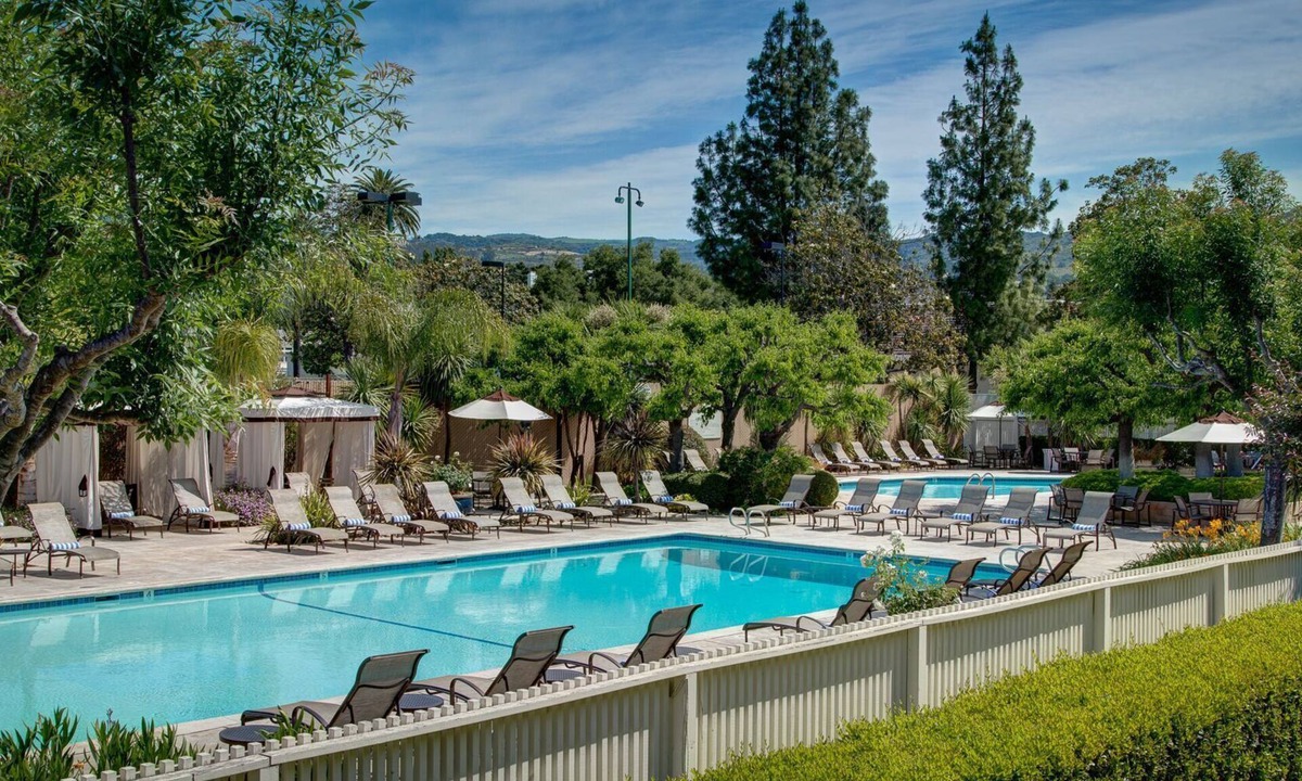 Napa Hotel | Northern California Vineyard Tour! 3 Spacious Suites, Pool, Onsite Golf Course!